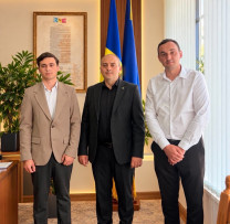Doi funcționari publici debutanți au promovat cu succes perioada de probă