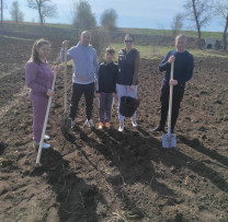 INSPECTORII DE MEDIU DIN TELENEȘTI ALĂTURI DE OCOLUL SILVIC MÎNDREȘTI AU PLANTAT PUIEȚI DE STEJAR